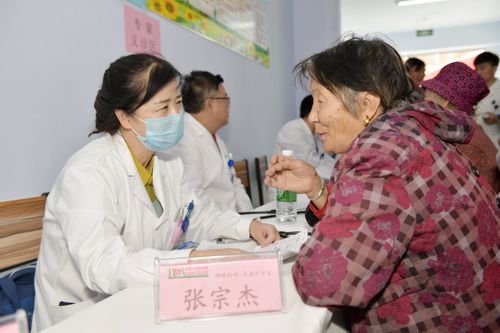 服务站负责人马云华组织医院5名专家及医护人员举行"大型义诊活动",以